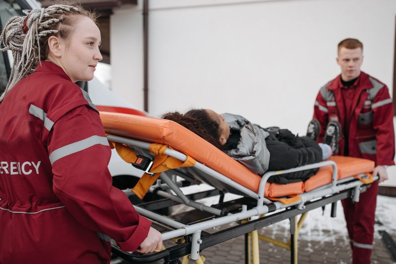 Equipo de emergencia asistiendo a un paciente