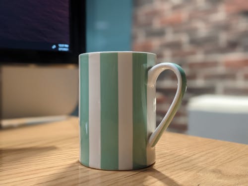 Kostenloses Stock Foto zu gebrühter kaffee, grüne tasse, tasse