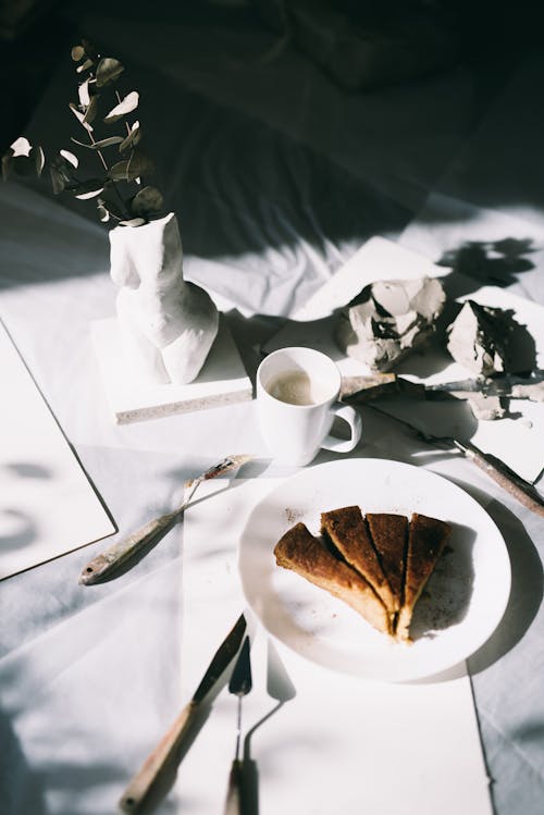 Foto profissional grátis de alimento, bolo de cenoura, café