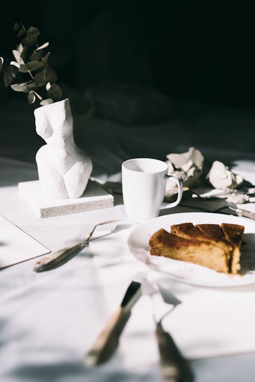 Foto profissional grátis de alimento, bolo de cenoura, café