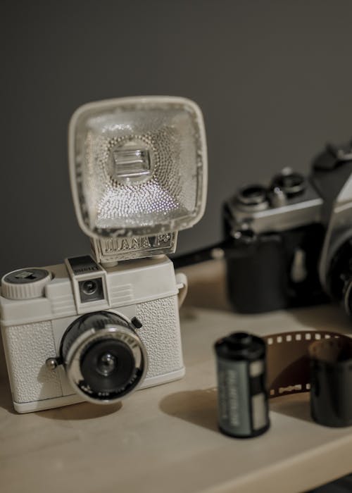 Foto profissional grátis de câmera branca, câmera retrô, cartucho de filme