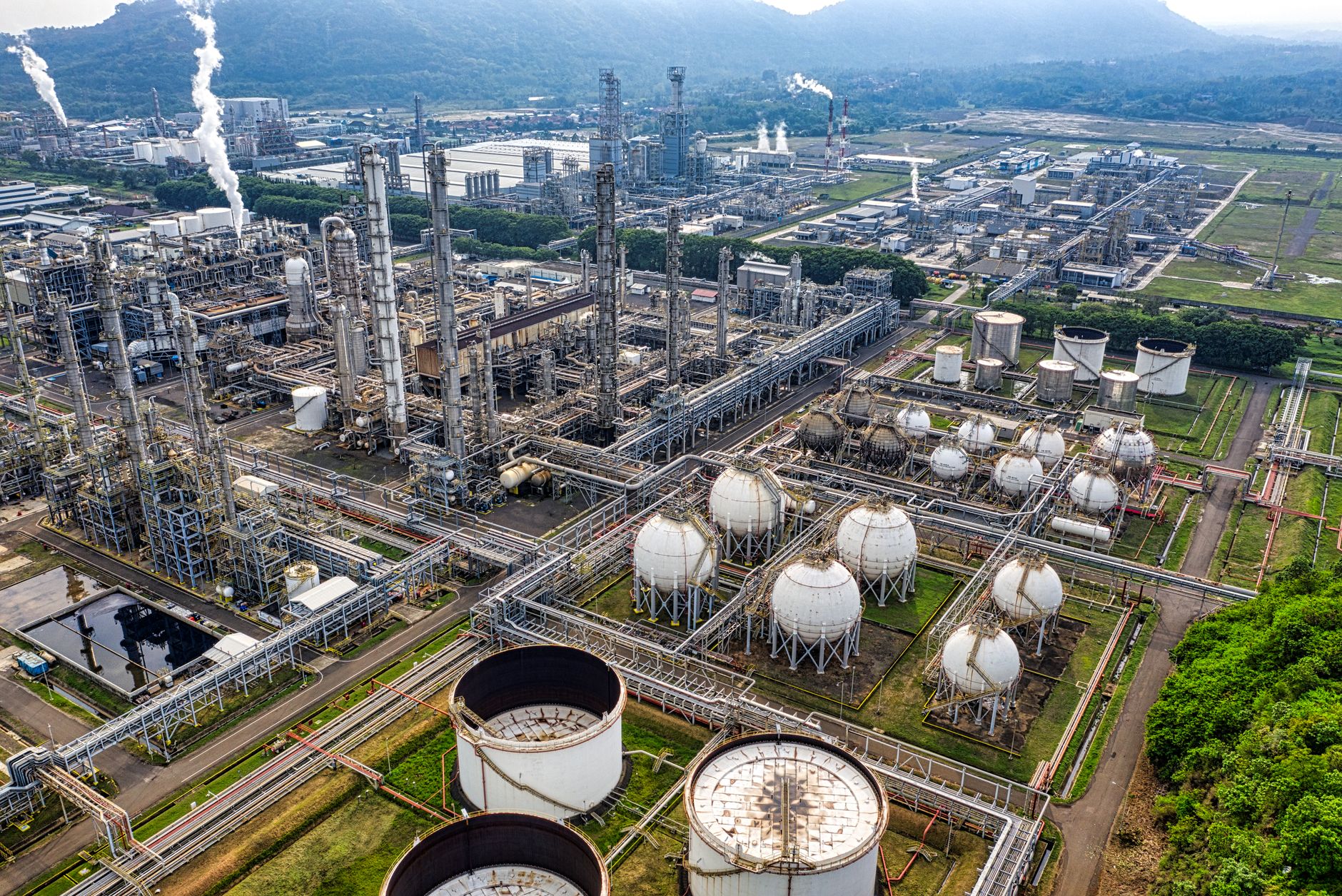 Oil Prices Hit Three-Week High Amid US-Iran Deal Uncertainty
