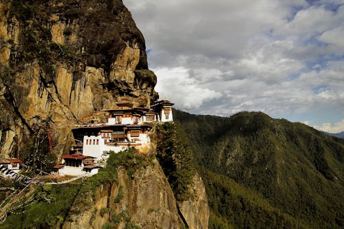 Casa Dipinta Di Bianco In Cima Alla Montagna Durante Il Giorno