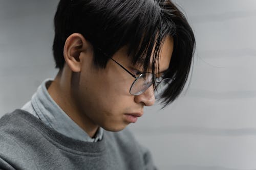 Kostnadsfri bild av allvarlig, asiatisk man, glasögon