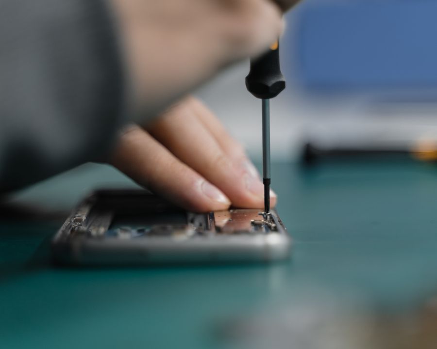 Reparacion de smartphone con destornillador de precision