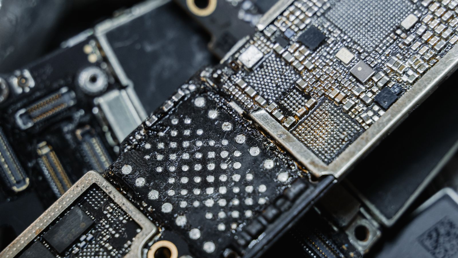 微細な電子部品が並ぶ半導体チップの接写。エヌビディアの決算を控え、値動きが注目される日本の半導体関連株のイメージ。