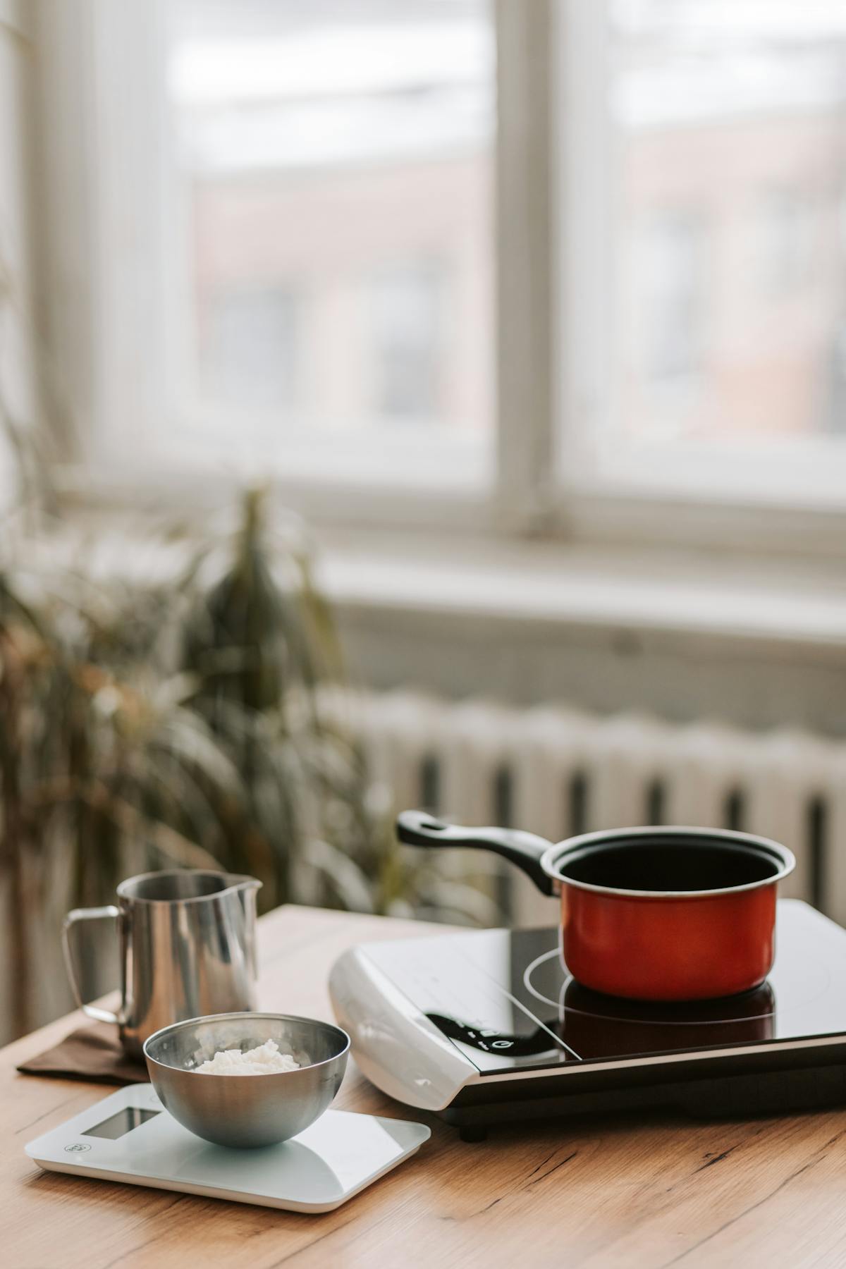 Keukenblad met inductiekookplaat en kookgerei
