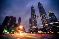 吉隆坡的美丽夜景通过长时间曝光，展现了标志性的双子塔和城市灯光