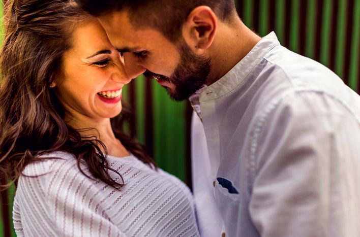 Online dating: starting a conversation on a niche platform