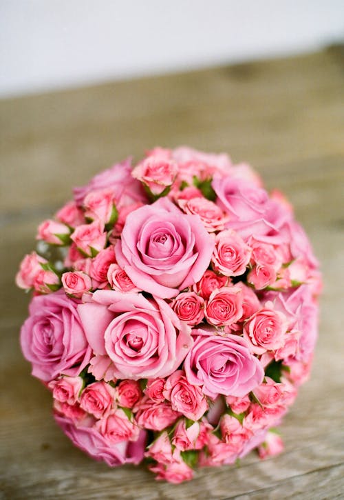 無料 テーブルの上の花のピンクの花束 写真素材