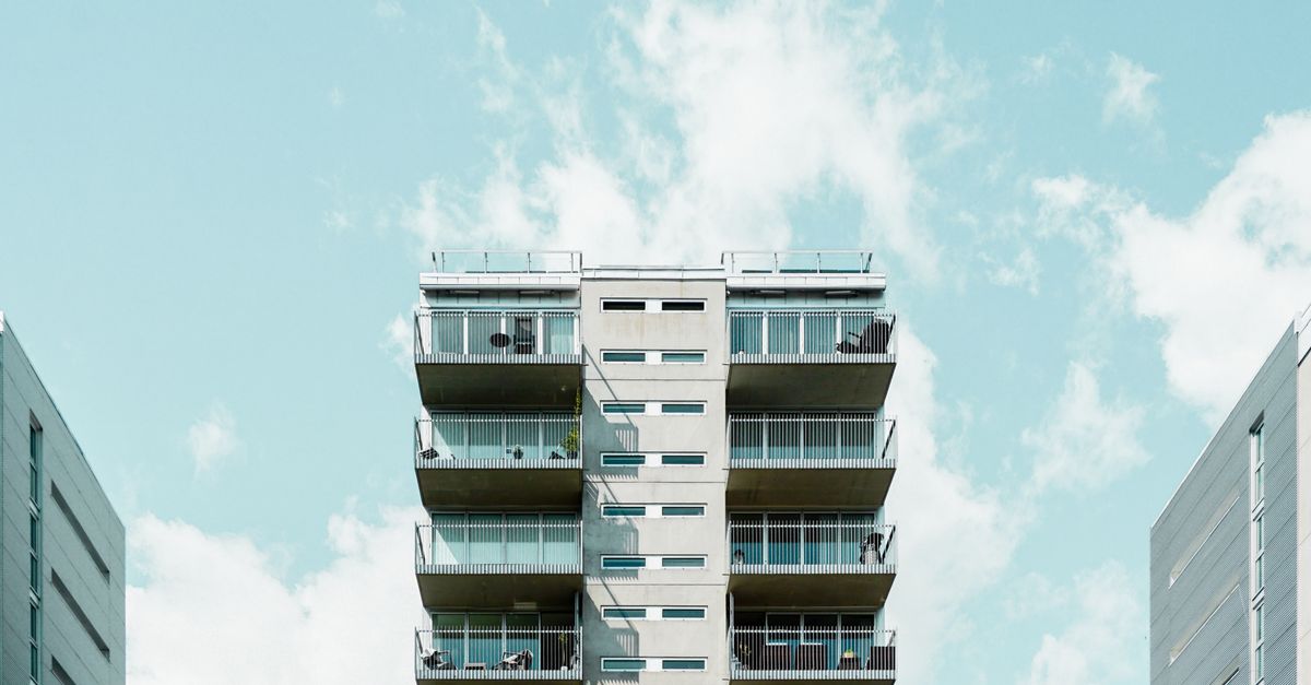 Condo apartment tower in Toronto, reflecting North York condo sales and median prices in Q1 2025