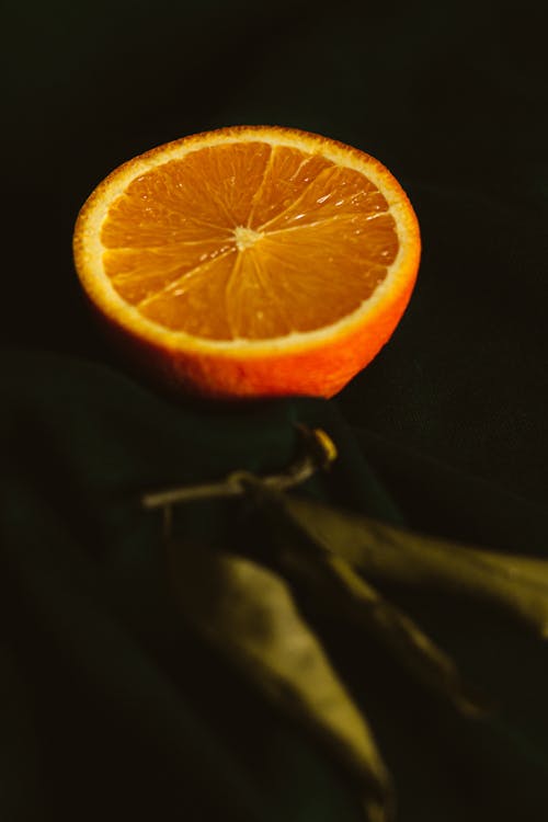 Darmowe zdjęcie z galerii z cytrus, czarne tło, owoc