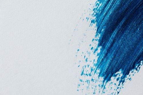 Free Abstract art with a bold blue brushstroke on a white canvas, perfect for modern decor. Stock Photo
