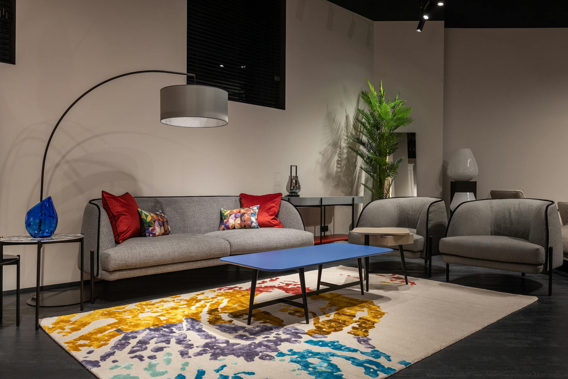 Sofa and armchairs in modern room سيكولوجية الألوان في التسويق