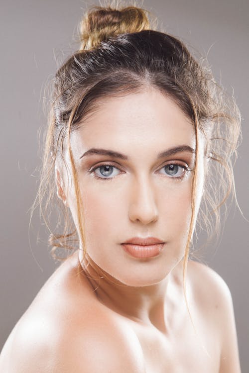Free Pretty Woman with Bare Shoulders Stock Photo