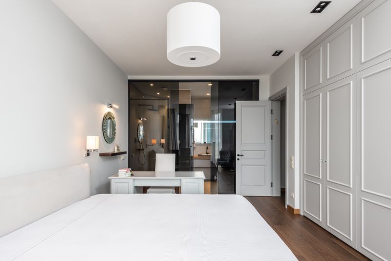 Interior modern al unei camere frigorifice cu rafturi metalice și izolație