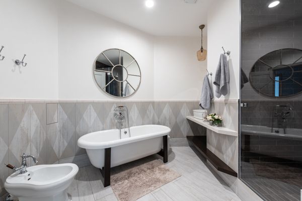 Современный душевой поддон в ванной комнате