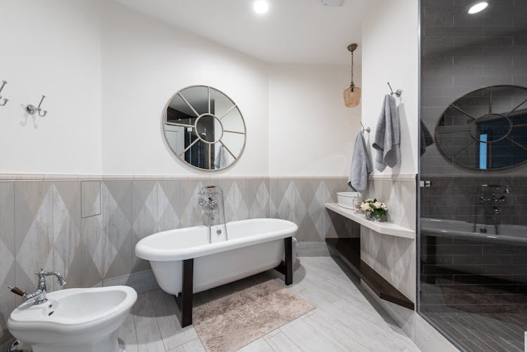 Contemporary Bathroom With Round Shaped Mirror