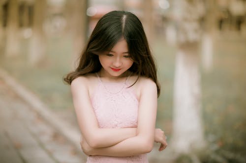 Fotografía De Enfoque Superficial De Mujer En Vestido Rosa