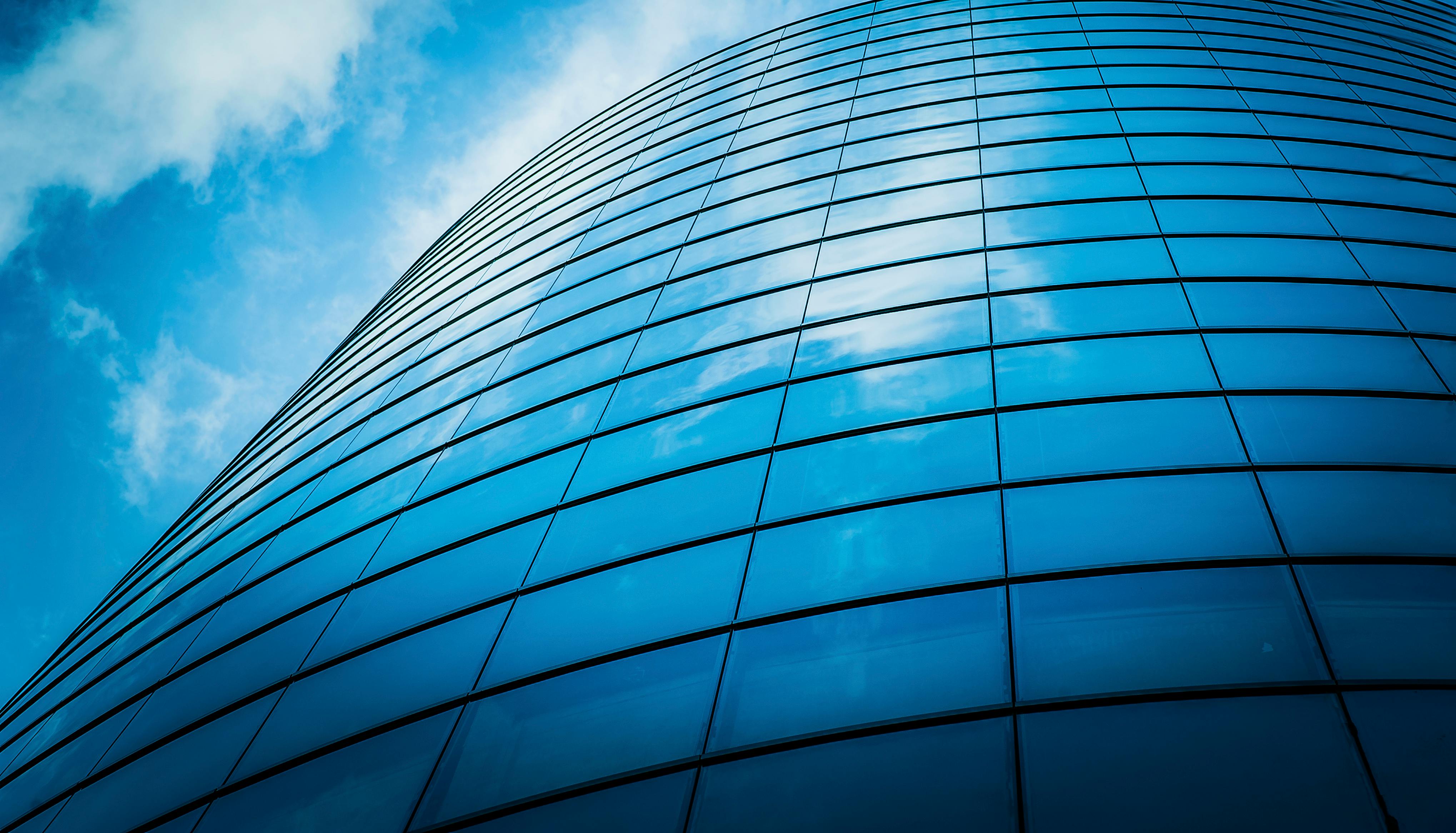 Fotografía De ángulo Bajo De Edificio De Gran Altura · Foto De Stock ...