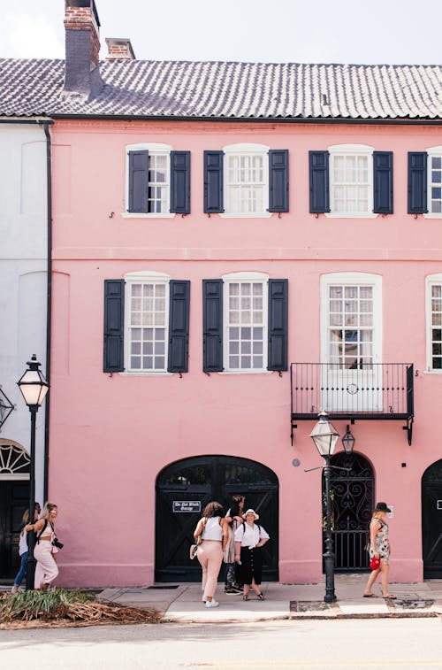 Immagine gratuita di architettura, balcone, camminando