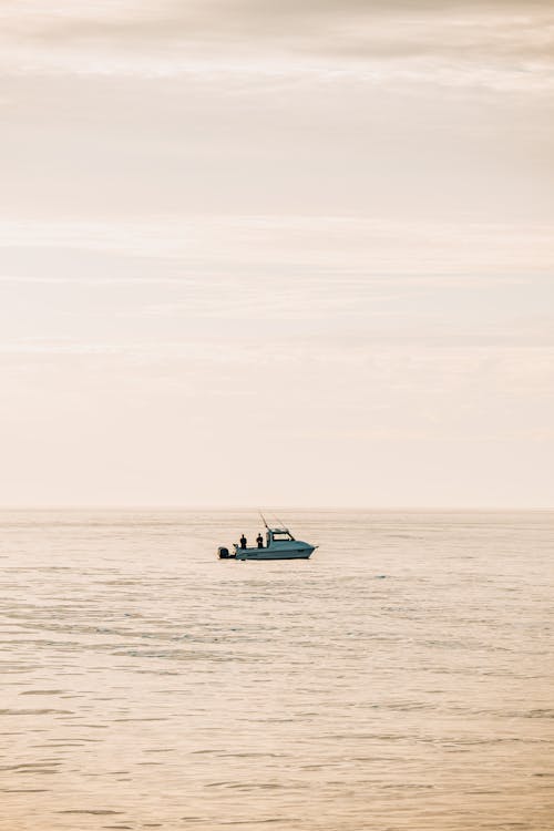 beyaz bulutlar, deniz, deniz araçları içeren Ücretsiz stok fotoğraf