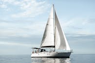 在晴朗的天空和白色的天空中平静的帆船之旅