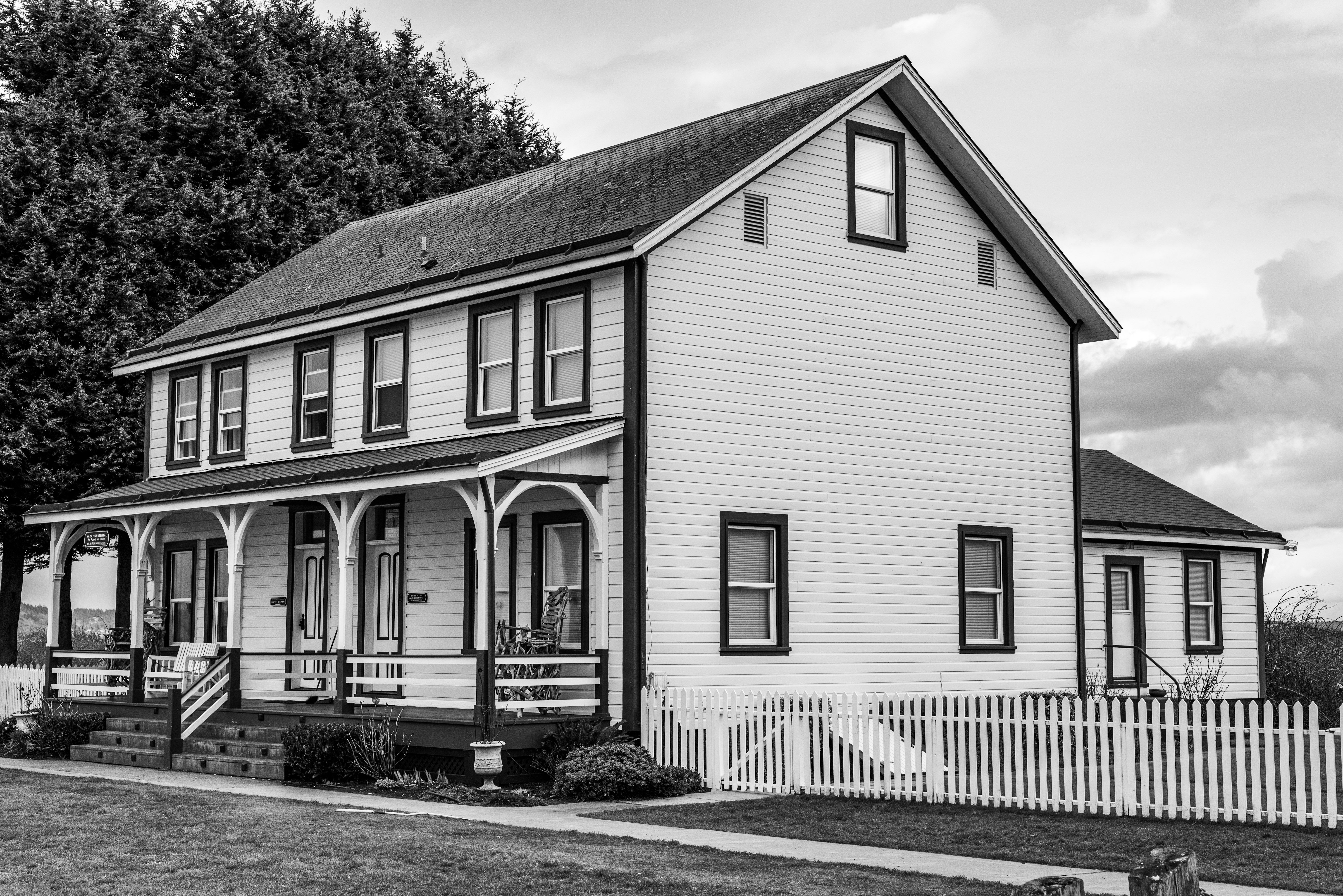 Grayscale Photo of a Beautiful House · Free Stock Photo