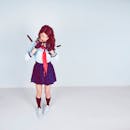 一名扮演年轻女子的女学生在工作室里持剑站立