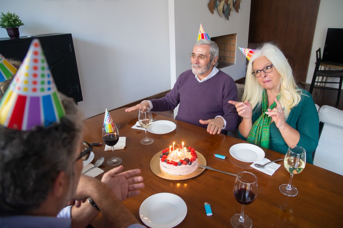 Fête d'anniversaire surprise, proches qui célèbrent