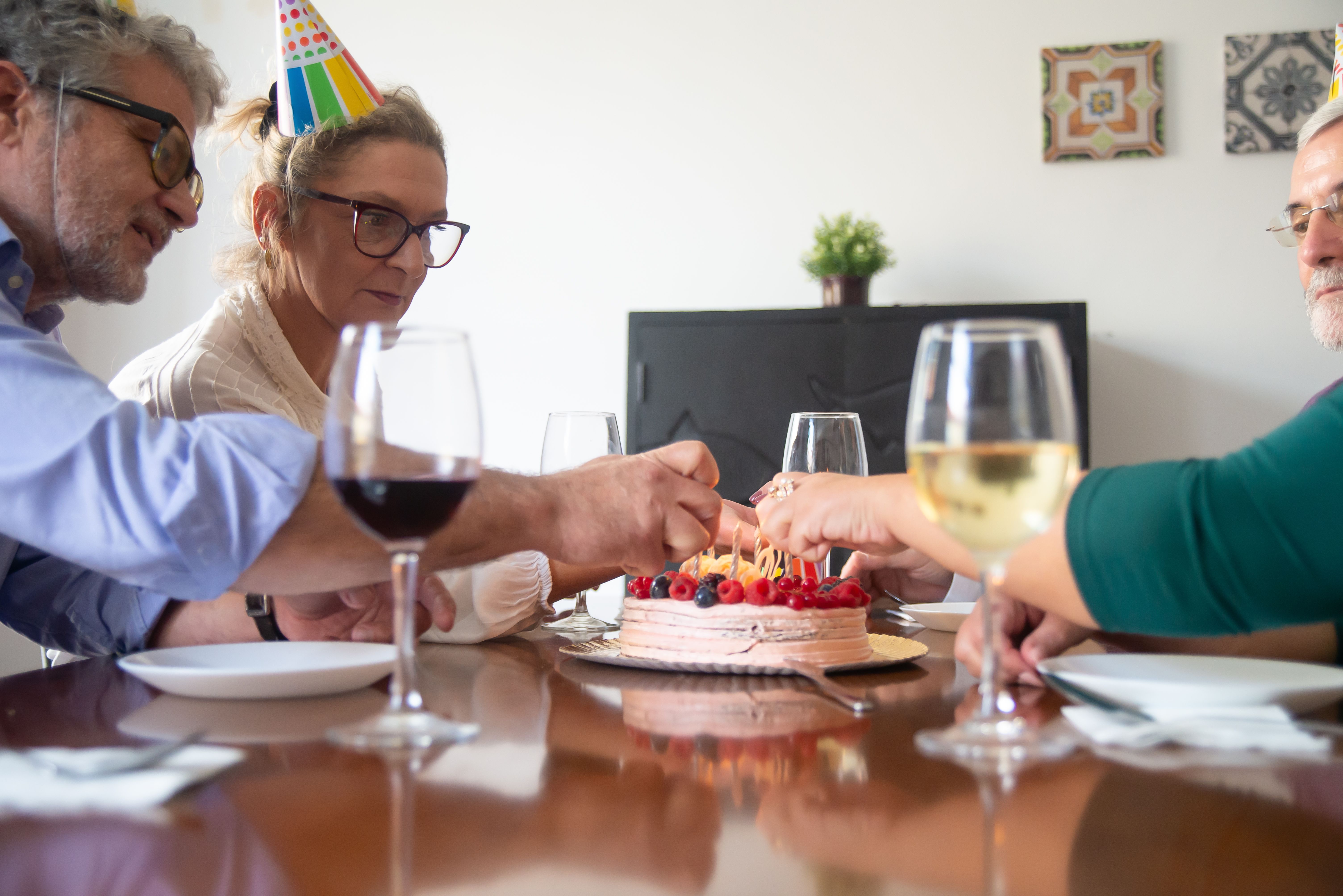 Generationen feiern gemeinsam an einem Tisch