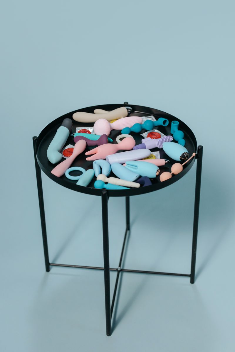 정갈하게 준비된 스파 타월과 고급 아로마 에센셜 오일이 놓인 럭셔리 마사지샵 분위기