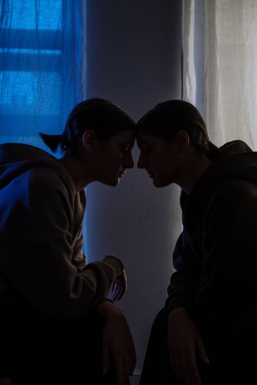 Free Moody silhouette of two individuals in a dimly lit room, side by side. Stock Photo