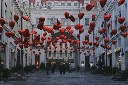 Бесплатное стоковое фото с архитектура, в форме сердца, воздушные шары