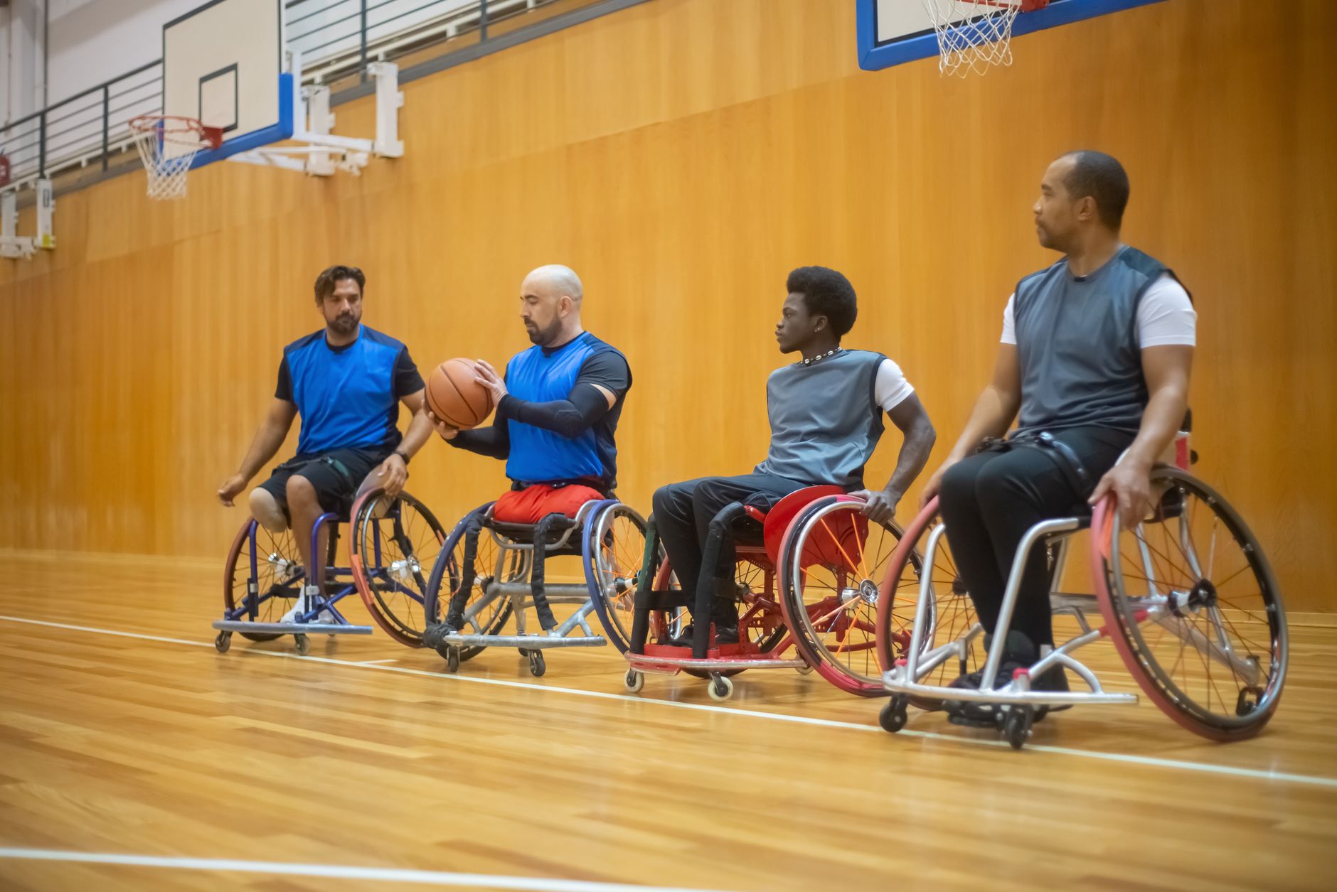 Tekerlekli sandalye basketbolu oynayan bir sporcu