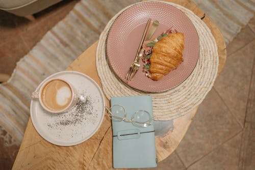 Foto stok gratis alat makan, croissant, fotografi makanan