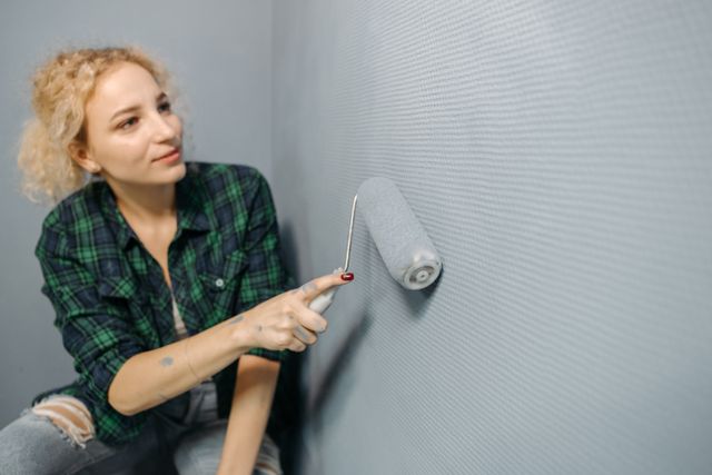 Peinture intérieure à Bayonne : application de peinture au rouleau sur un mur