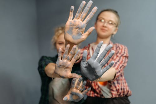 Darmowe zdjęcie z galerii z dłonie, farba, kobiety