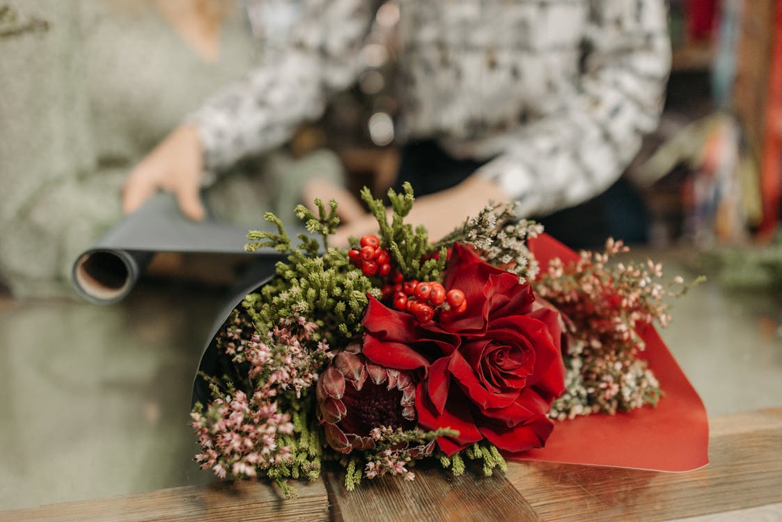Free Red Rose Bouquet on Brown Wooden Table Stock Photo