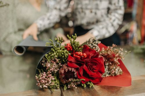 Free A red rose bouquet being arranged, perfect for romantic occasions and gifts. Stock Photo