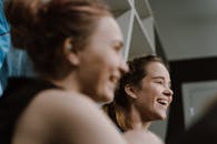 两个女人微笑着在室内享受时光的特写镜头