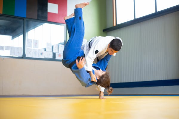 image de jeune ados faisant du judo pour donner envie d'inscrire son enfant au judo