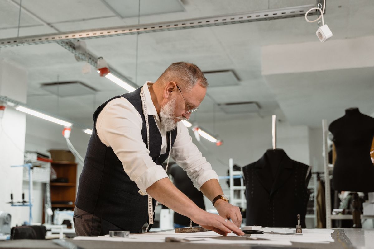 Schneiderin bei der präzisen Arbeit an einem Kleidungsstück im Atelier