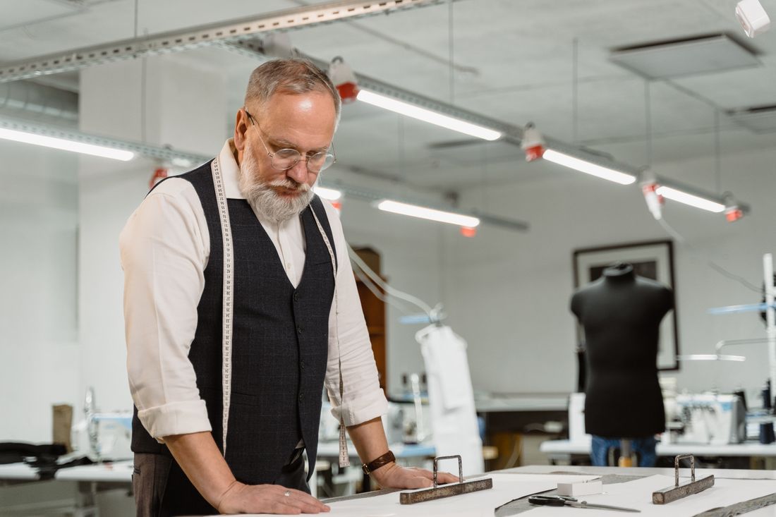 Authentische Atelieraufnahme bei der Schneiderarbeit
