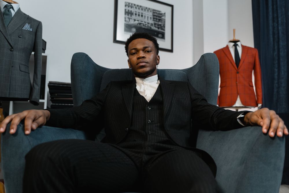 Homme en costume sur mesure