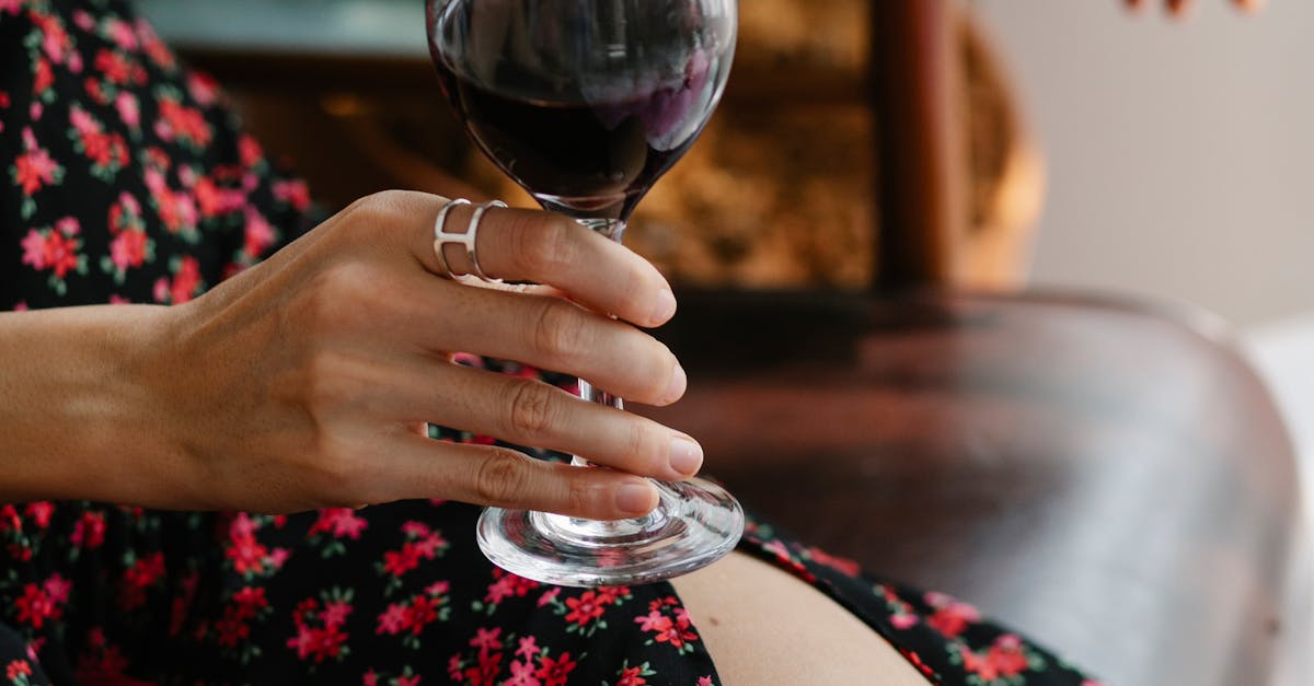 How to hold red wine glass etiquette