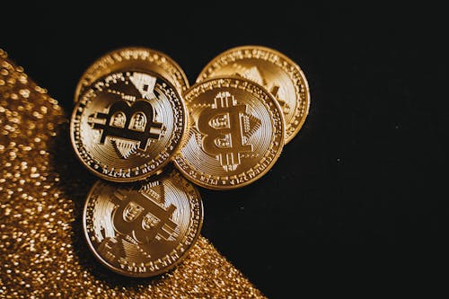 Ücretsiz altın, bitcoins, bozuk paralar içeren Ücretsiz stok fotoğraf Stok Fotoğraflar