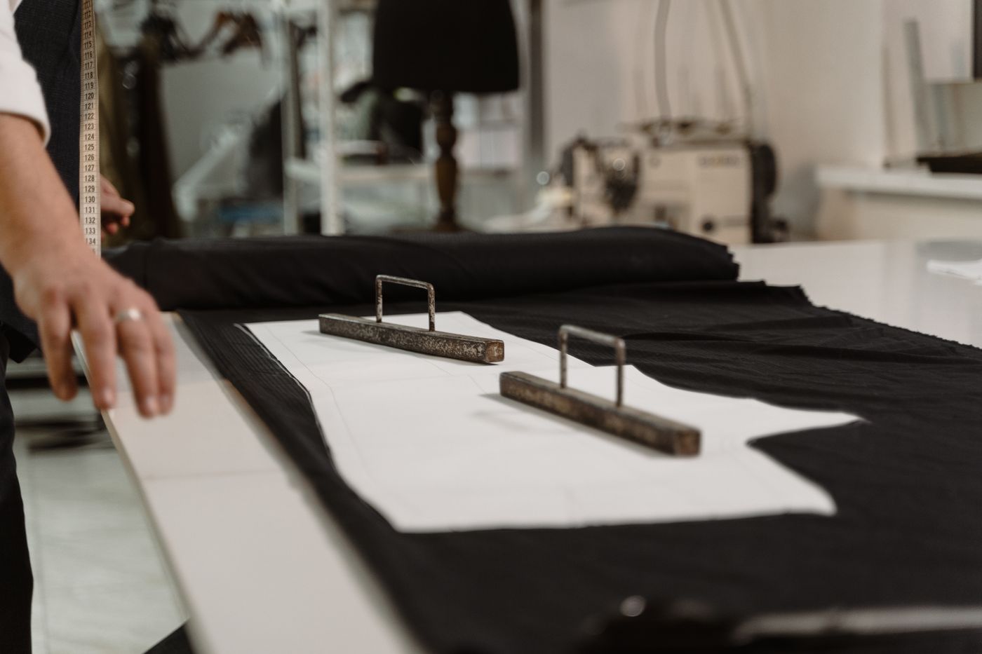 การวัดตัวและปรับแบบเสื้อในห้องตัดเย็บ