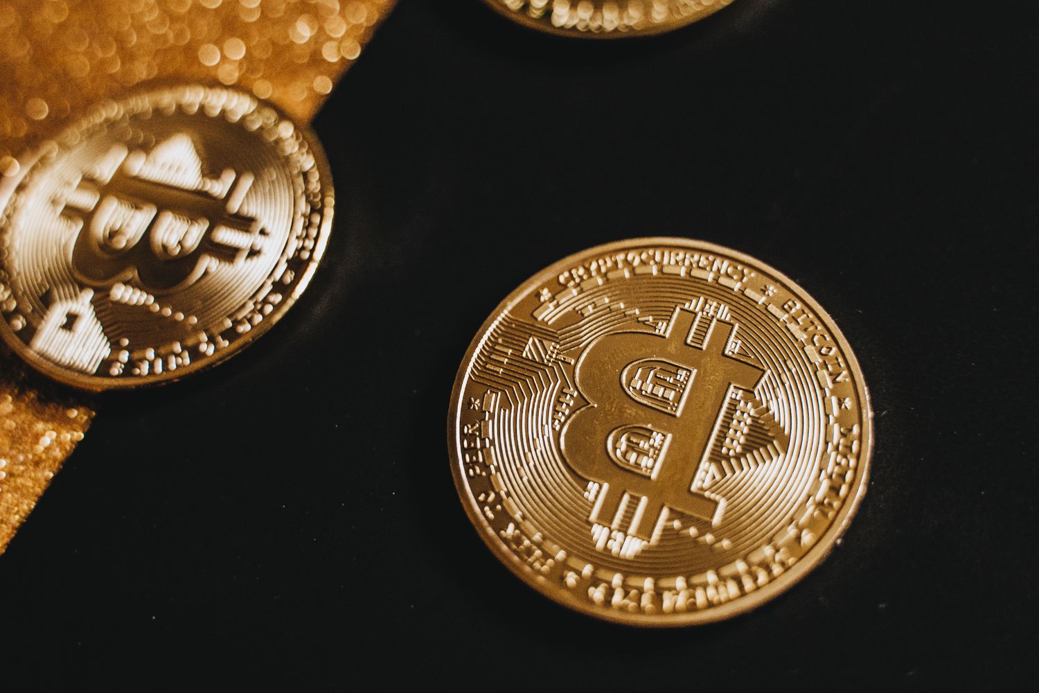 Koin Bitcoin melambangkan aset kripto yang dipantau investor jelang keputusan FOMC