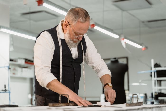 Maßband beim Ausmessen eines Kleidungsstücks